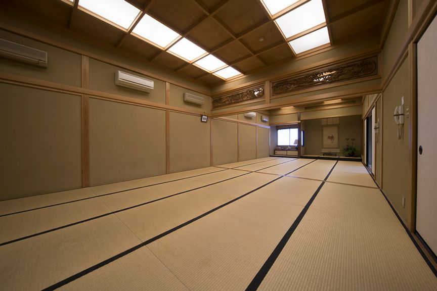 由緒正しい雰囲気の広間は、法事や披露宴など慶弔の席に最適