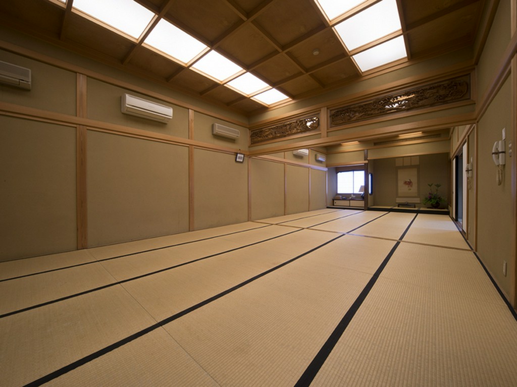 由緒正しい雰囲気の広間は、法事や披露宴など慶弔の席に最適