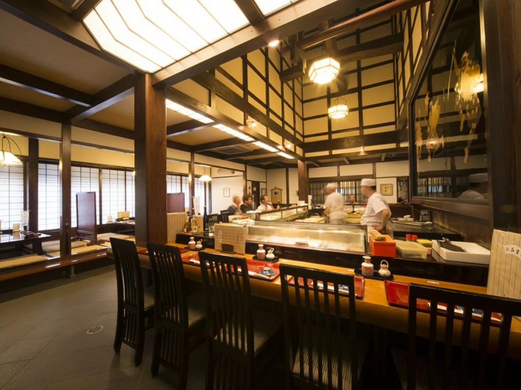 吹き抜けが心地良いカウンターで、心を解放して親密なひとときを