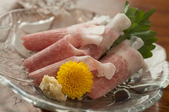 能登のくじらのお腹の皮のお刺身