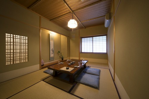 6名までで利用できる、掘りごたつ席の個室もあります。