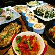 豪快な舟盛りが付いたボリューム満点のプランを始めコース料理が充実しています。最大50名まで入ることができるシックで落ち着いた雰囲気の宴会場はグループや会社でのご宴会に最適。