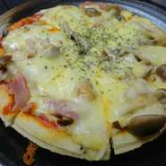 子供から大人まで人気の「店主自慢のだし巻玉子」など創作料理をたくさんご用意。個室席も完備してますので、小さなお子様のためにおもちゃのご用意もしております！
写真は期間限定の秋ピザ880円
