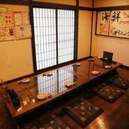 個室は掘りごたつとお座敷をご用意しており、4～14名様までの全部で5部屋ご用意しています。各宴会やご家族とのお食事に是非ご利用ください。

