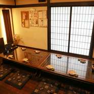 店内は、4～14名まで使える個室を5部屋完備。少人数からご利用いただけますので接待にも最適です。掘りごたつとお座敷のお席です。ゆったりとした音楽が流れ、静かにお食事とお話が楽しめます。