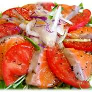 サーモンの旨みとトマトの酸味がマッチして絶品な味わいです。