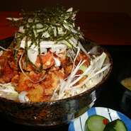 丼物・漬物・味噌汁で525円このボリュームはすごい！　100円プラスでソフトドリンクも付けれます。