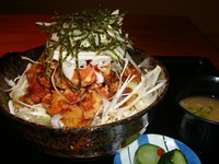 丼物・漬物・味噌汁で525円このボリュームはすごい! 100円プラスでソフトドリンクも付けれます。