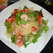 ボリュームのあるラーメンサラダになっています。