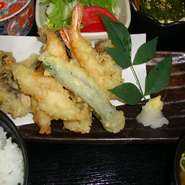 定食と言うより、もう、お膳です。日により多少内容がかわります。