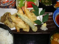 定食と言うより、もう、お膳です。日により多少内容がかわります。