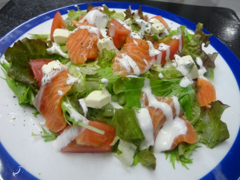 自家製スモークサーモンとクリームチーズのサラダ 780円税別