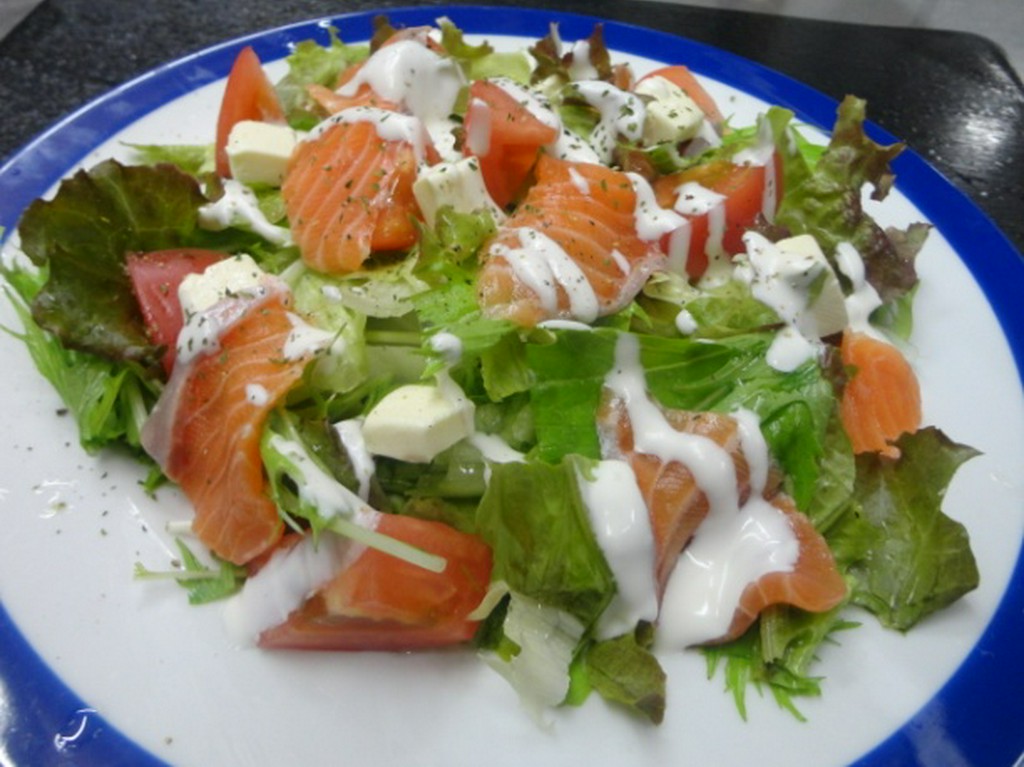 自家製スモークサーモンとクリームチーズのサラダ　780円税別