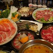 お料理が5000円からのコース料理！
薬膳スープがベースで、お好みで特製の辛味スープを加えて頂くしゃぶしゃぶです。
3種類（牛・豚・ラム）のお肉と、魚介類、野菜キノコ類の内容となっております。
〆は温麺でヘルシーに！
デザートも付きます。
一度食べると癖になる味！
