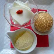 お誕生日祝いでご予約いただき、お食事されたお客様には『ミニデザート盛り合わせ』プレゼントの特典があります。