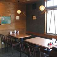 落ち着いた雰囲気で、中華を楽しめる一軒。
お料理に合う紹興酒、果実酒など、お酒のラインナップも充実しています。