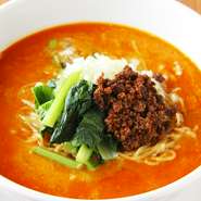 自家製のラー油と練り胡麻の、絶妙な辛味と旨味がクセになる一品。もっちり麺にスープがからみます。