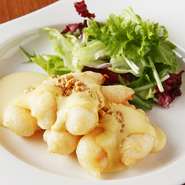 マンゴーの香りが漂う特製マヨネーズソースが、衣つきの海老とよく絡み合います。