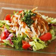 自家製ラー油と芝麻醤を使ったタレが、しっかり下味のついた鶏肉にたっぷりかかっています。