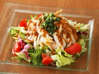 自家製ラー油と芝麻醤を使ったタレが、しっかり下味のついた鶏肉にたっぷりかかっています。