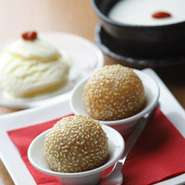 濃厚クリーミーな『自家製　杏仁豆腐』、外サックリ＆中モッチリの『ゴマ団子』もぜひ味わってください。