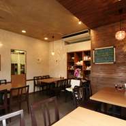 落ち着いた照明の店内。ゆっくりと美味しい中華料理とお酒を堪能できす。