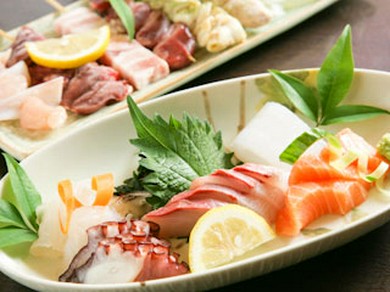 刺身盛り合せと焼鳥串盛り合せ