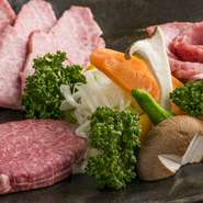 店内ショーウインドウに展示してあるお肉から、お好みの3種を選んで盛り合わせ！