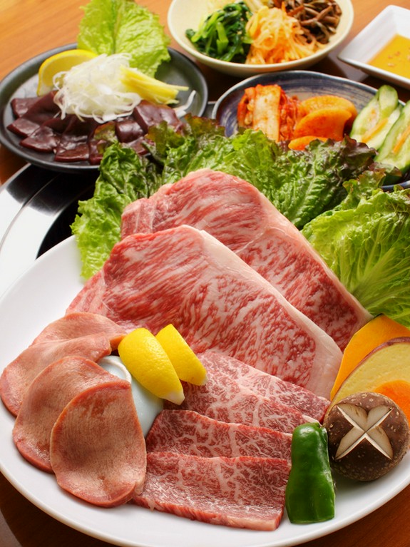 最高等級A5の黒毛和牛から芝浦市場直送の新鮮ホルモンまで！