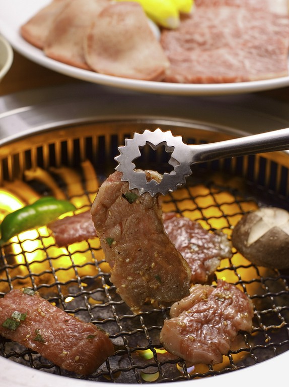 焼くべからず、炙るべし。とろける黒毛和牛をお楽しみ下さい。