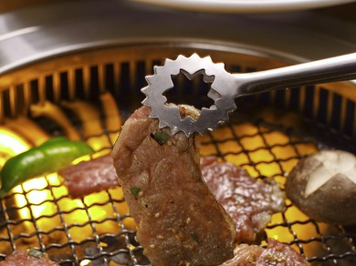 焼くべからず、炙るべし。とろける黒毛和牛をお楽しみ下さい。