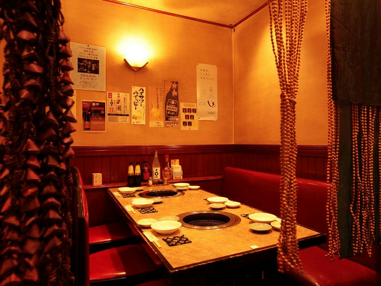 仕切りに囲われたテーブル席で、半個室風のご利用も