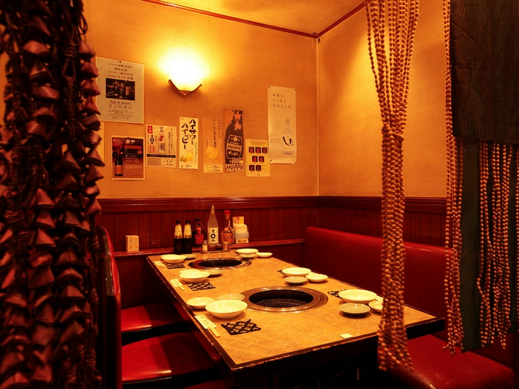 仕切りに囲われたテーブル席で、半個室風のご利用も