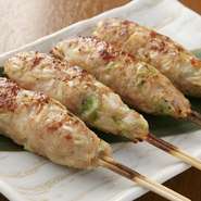 鶏つくねにキャベツが入ったらこんな風になった。
キャベツのバリバリ食感が新鮮で余所では味わえません。