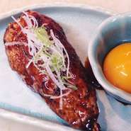 通常サイズ２倍の大きさ。軟骨入りです。
晒しネギのトッピングが嬉しい♪