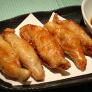 鶏挽肉を味付けして鶏皮で巻いちゃいました。
高温で揚げてのご提供です。