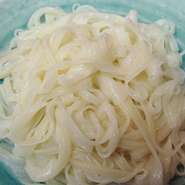 通のお客様が好まれる締めの一品。
稲庭うどんを”うどん”とは呼べません！
”いなにわ”です♪♪