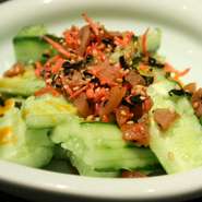 冷たいキュウリをざっくり叩いて。カリカリ梅をトッピング
でも、実は～・･･ピリ辛なんです