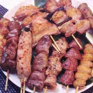 写真の他に大人気のバリつくねを。あれもこれも食べたい方に。
串から外さず召し上がるのがポイント！