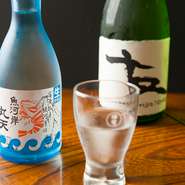 魚介と相性抜群、オリジナルブランドの『丸天焼酎』