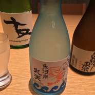 店名が冠されたプライベート・ブランド『魚河岸　丸天』。京都の酒蔵で醸した辛口の酒で、魚介の邪魔をしない、クセのない後味が人気です。そのほか、『友』をはじめとした地酒もあります。