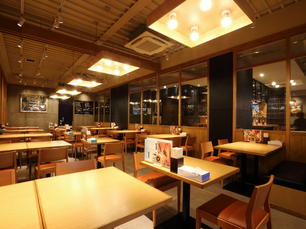 テーブル席と座敷とカウンター、家族連れでも1人でもOK