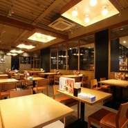 店内には、テーブル席と小上がりの座敷があり、観光客や地元のサラリーマンをはじめ、老若男女でにぎわっています。カウンターにも10席あるので、1人でも利用しやすいのが嬉しいところ。