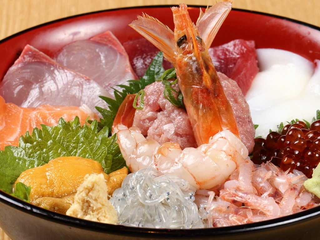 圧巻のボリューム『魚河岸にこにこ丼（あら汁付）』