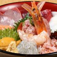 10種類のネタがご飯の上に所狭しと乗せられた、華やかで思わず笑顔があふれる一品。沼津港に水揚げされたばかりの新鮮な魚介類は、まさに「美味しい！」の一言です。