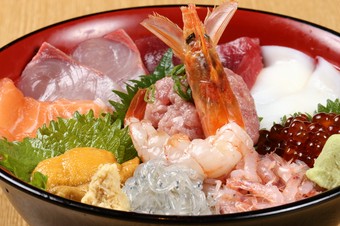 圧巻のボリューム『魚河岸にこにこ丼（あら汁付）』