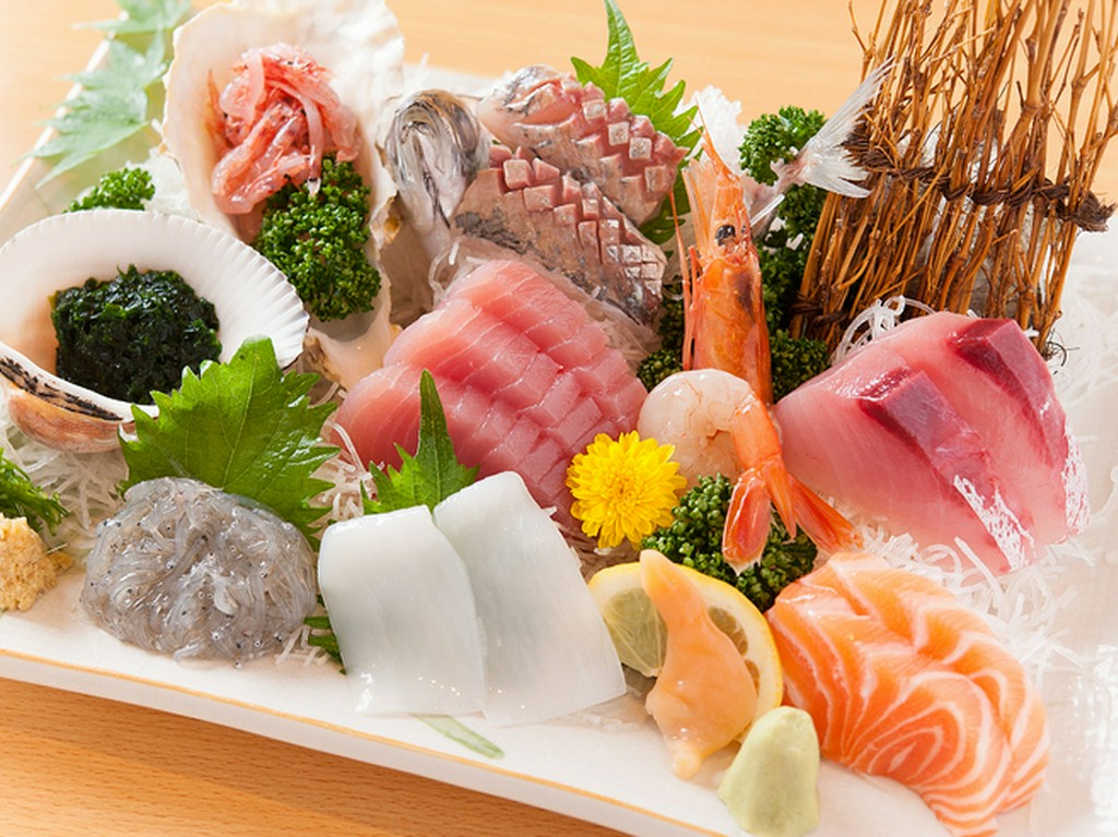 駿河湾の幸をはじめ9種の鮮魚を味わえる『近海刺身盛り合わせ定食』