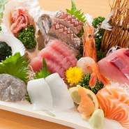 駿河湾で獲れた桜海老やしらす、あじなど、季節ごとの鮮魚9種類を盛り合わせた一皿。その時季ならではの旬の味わいを楽しめる贅沢さがたまりません。お酒とも相性抜群です。