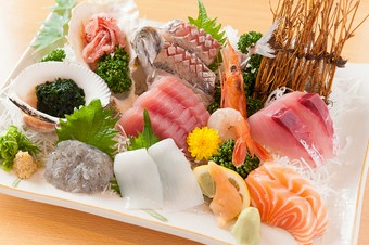 駿河湾の幸をはじめ9種の鮮魚を味わえる『近海刺身盛り合わせ定食』
