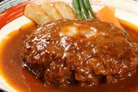 まぐろの尾を秘伝のレシピで柔らかく煮込んだ逸品。数種のスパイスを使ったデミグラス・ソースが決め手。